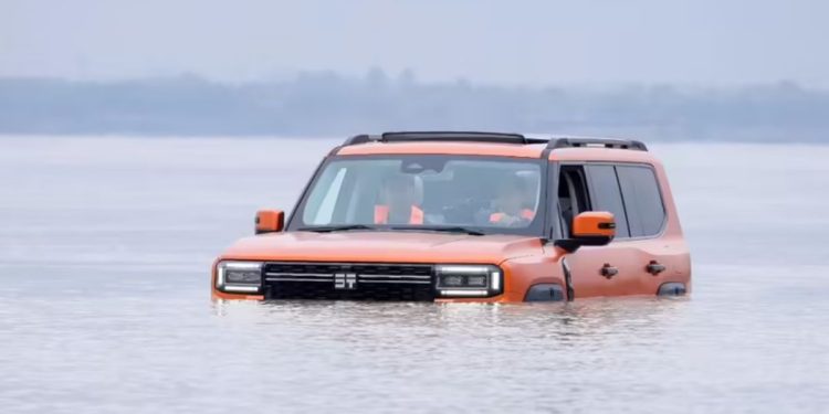 Aksi SUV Hybrid Cina Menyeberangi Sungai Sejauh 1,4 Kilometer