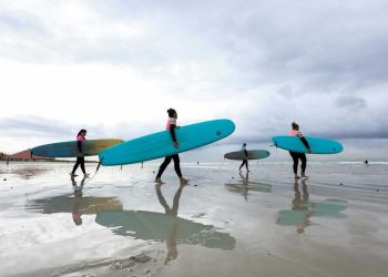 Ibu-Ibu Berselancar sebagai Terapi Melepaskan Stres di Afrika Selatan