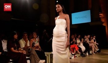 Sepatu Indonesia Tampil di Runway London Fashion Week