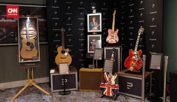 Kacamata John Lennon dan Gitar Oasis Dilelang di London