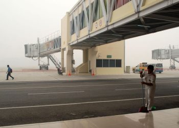 Dua Pria Kejar Pesawat di Landasan Pacu karena Ketinggalan Penerbangan