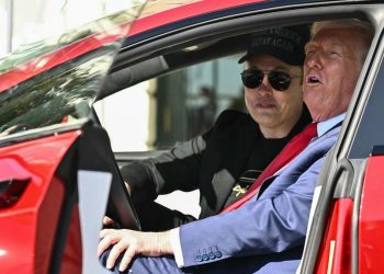 Trump Permudah Produksi Mobil Bensin di AS Meski Menolak Mobil Listrik