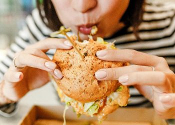 50 Persen Warga RI Alami Makan Emosional, Risiko Limbah Makanan Meningkat