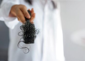 2 Alasan Rambut Ibu Menyusui Bisa Rontok Parah