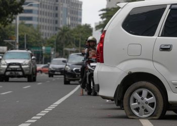 9 Penyebab Ban Mobil Tiba-tiba Pecah di Jalan Tol
