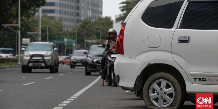 9 Penyebab Ban Mobil Tiba-tiba Pecah di Jalan Tol