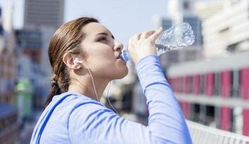 Tanda-tanda Kamu Kebanyakan Minum Air Menurut Dokter