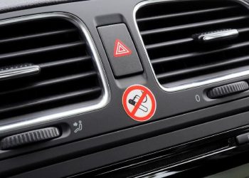 Dua Warga Minta MK Hukum Pengemudi Merokok lewat Pencabutan SIM dan Kerja Sosial