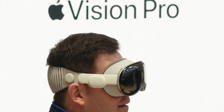 Produksi Apple Vision Pro Dikurangi karena Penjualan Lesu