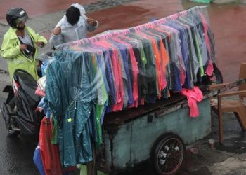 Hujan Membawa Rejeki, Pria Ini Jadi Miliarder Lewat Penjualan Jas Hujan