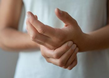 Cerita Unik Wanita dengan Sindrom Tangan Alien dan Gerakan Tak Terkontrol