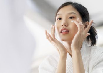Perempuan Gunakan Sperma Suami Sebagai Skincare, Apa Saja Risikonya?