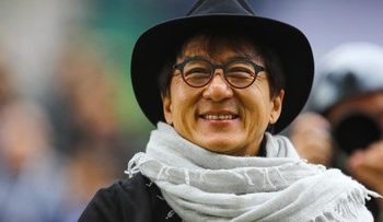 Debut Viral Jackie Chan di Fashion Show menjadi Meme