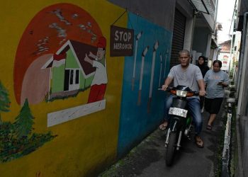 Bahaya Merokok Saat Berkendara di Motor dan Pelanggaran Aturannya