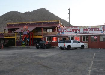 Motel Paling Horor dengan Badut Seram dan Lokasi Dekat Makam Tua