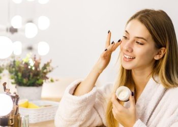 4 Faktor Selain Gula yang Mempercepat Penuaan Kulit Menurut Ahli