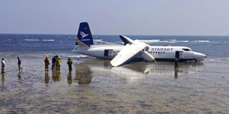 Pesawat Berisi 55 Penumpang Mendarat Darurat dan Tergelincir ke Laut